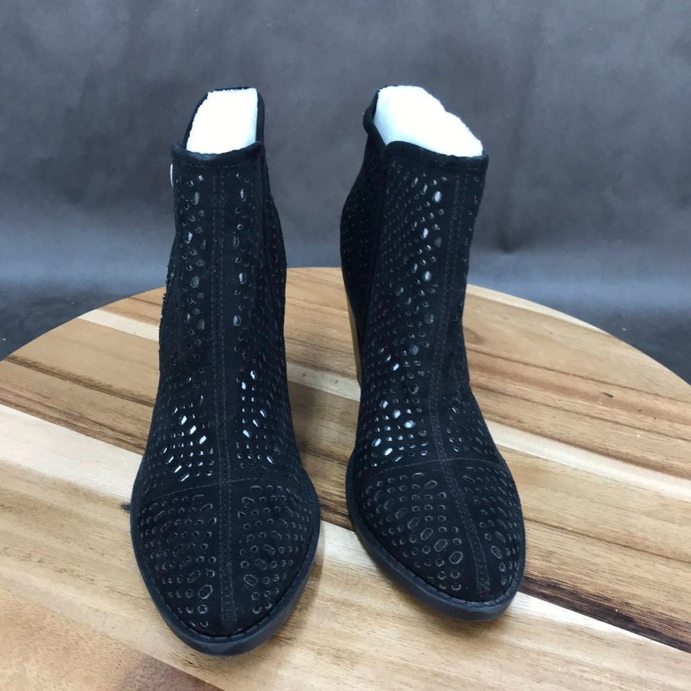 Esprit Black Perforated Faux Suede Zip Up Booties Ankle Boots Womens Size 6 - Picture 2 of 4